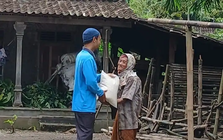 Kegiatan Penyaluran Bantuan HSI Berbagi